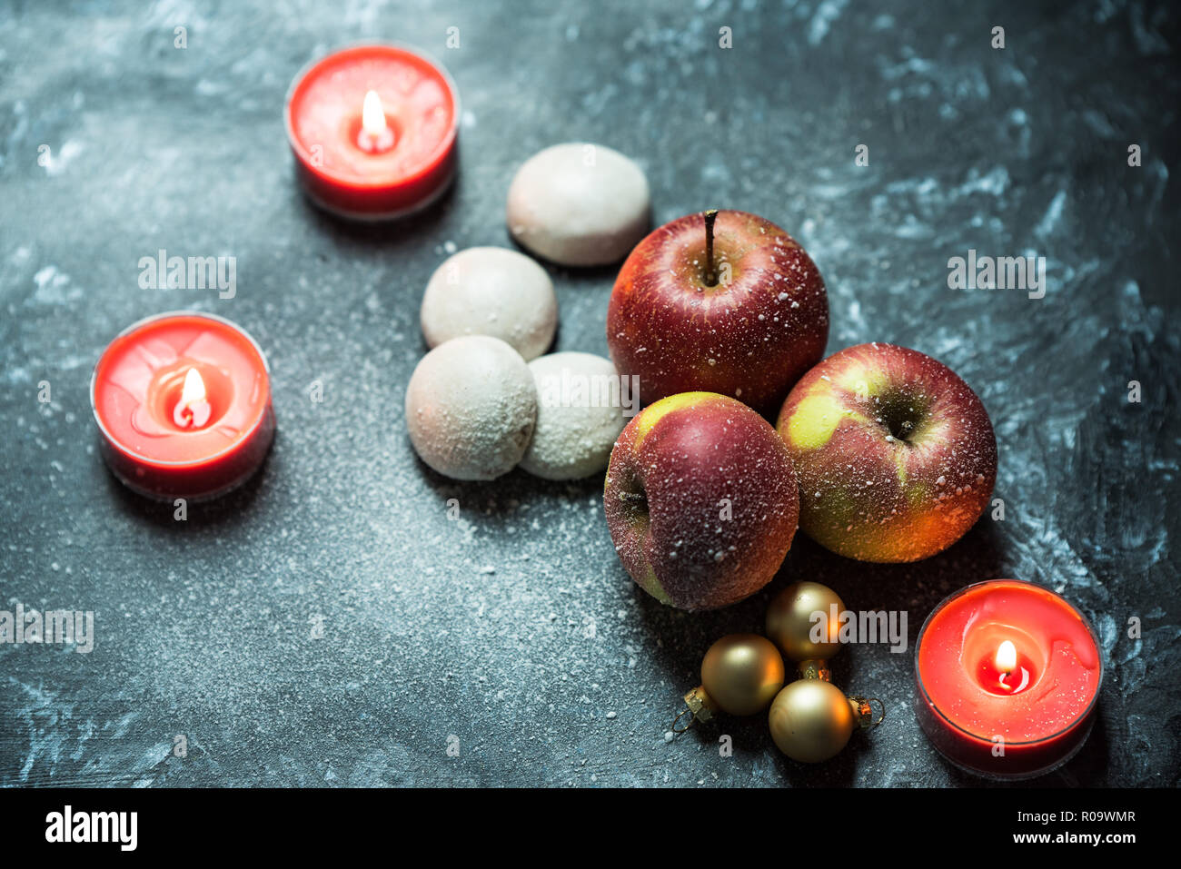 Winter red apple und Kerzen im Schnee Stockfoto