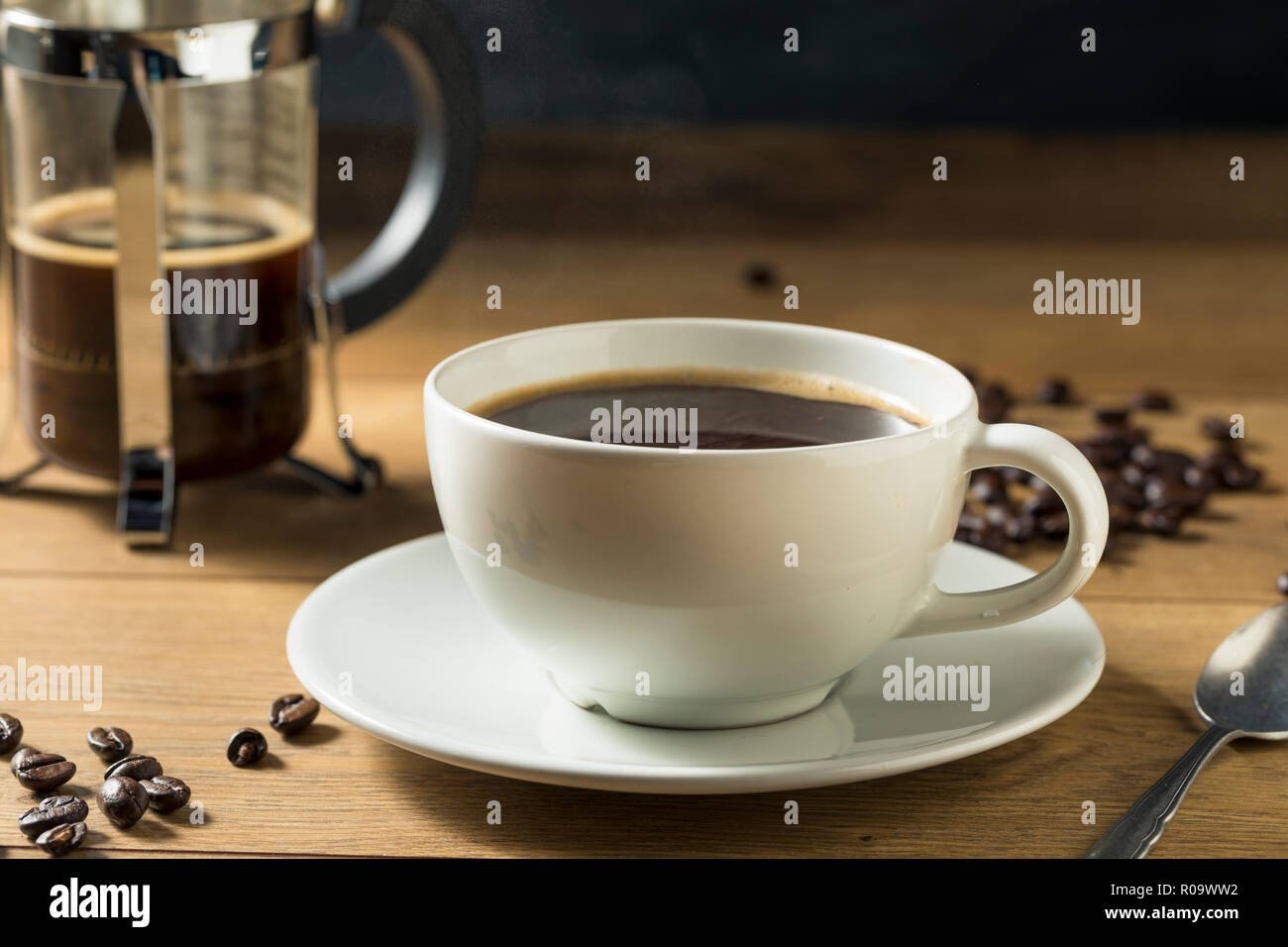 Warme hausgemachte französische Presse Kaffee in eine Tasse Stockfoto
