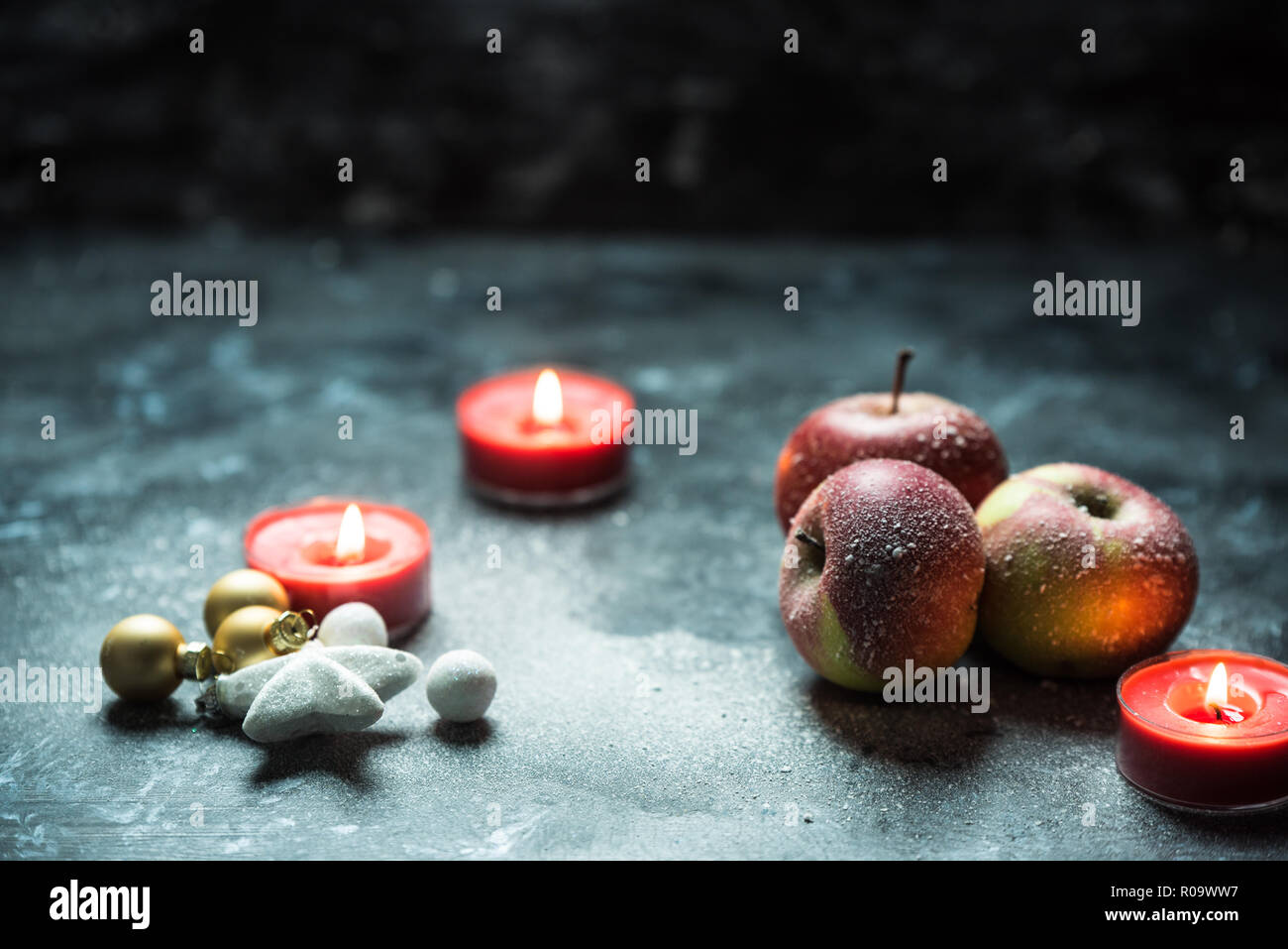 Winter red apple und Kerzen im Schnee Stockfoto