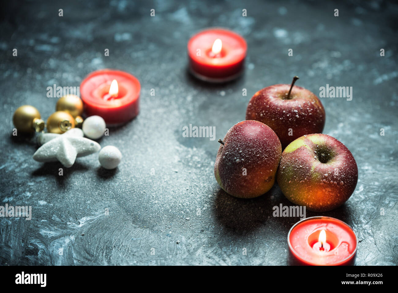 Winter red apple und Kerzen im Schnee Stockfoto