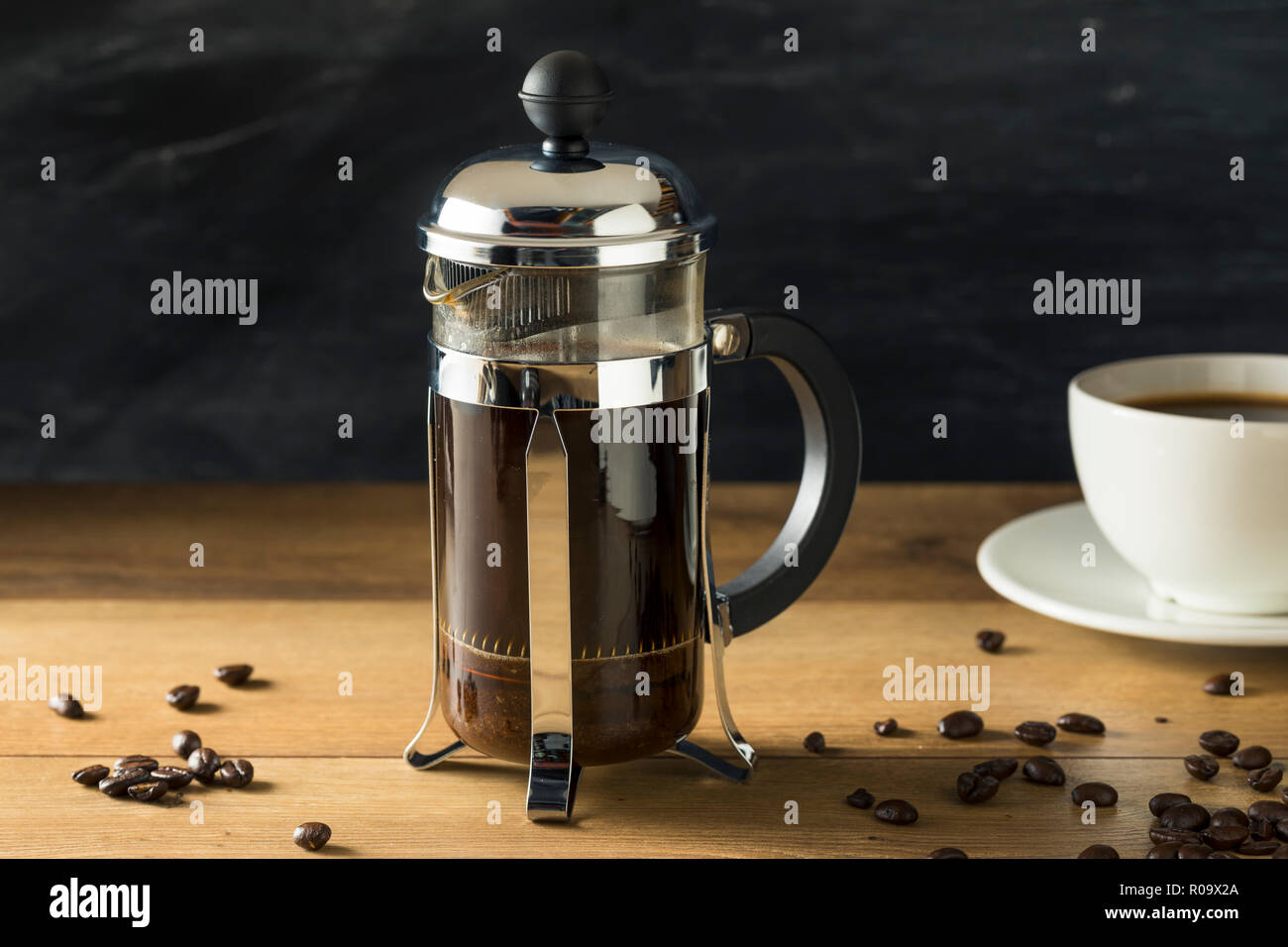 Warme hausgemachte französische Presse Kaffee in eine Tasse Stockfoto