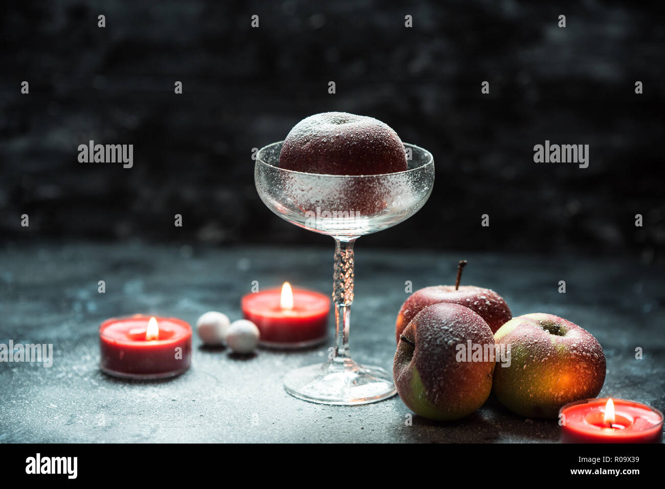 Winter red apple und Kerzen im Schnee Stockfoto