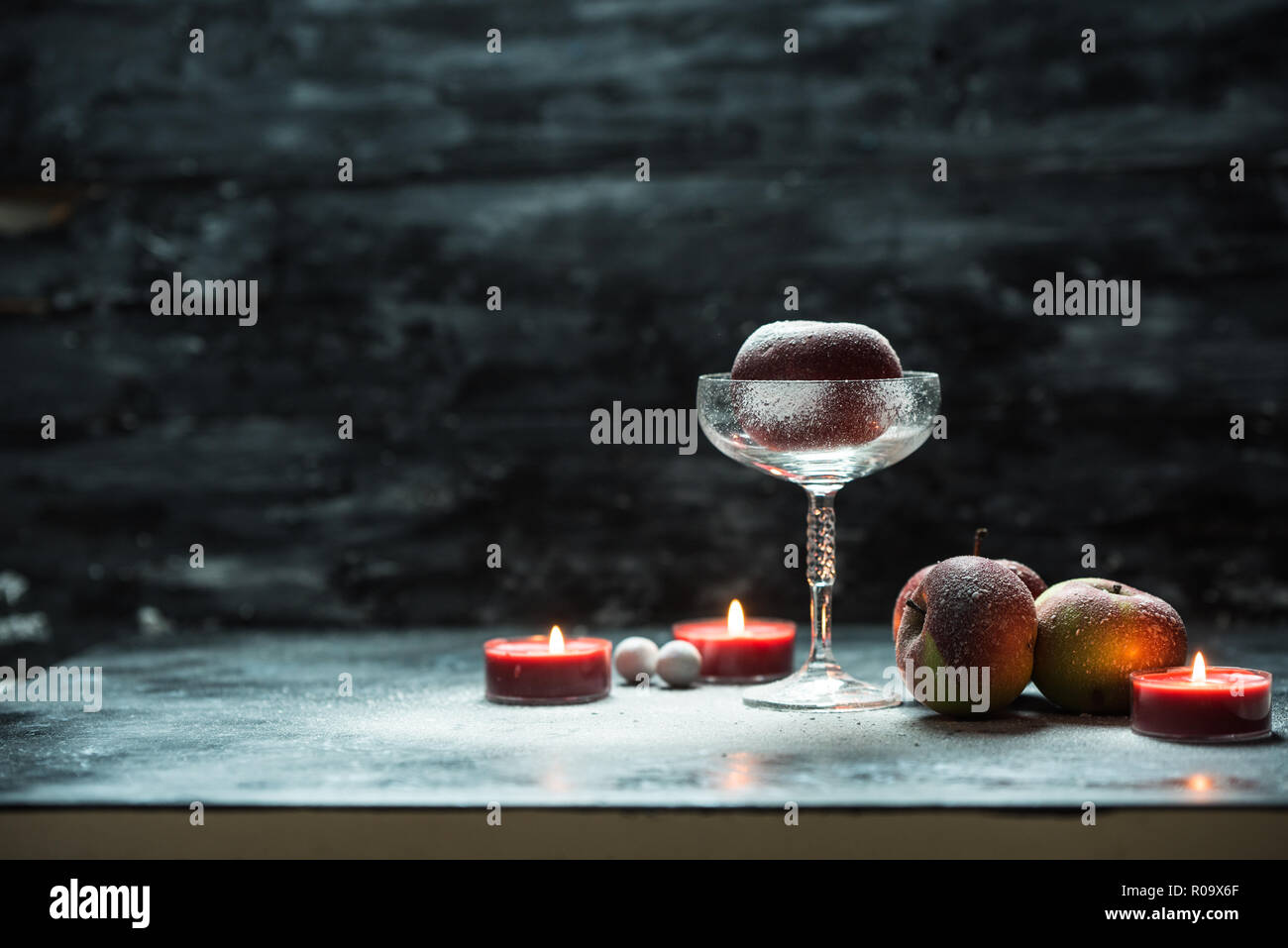 Winter red apple und Kerzen im Schnee Stockfoto