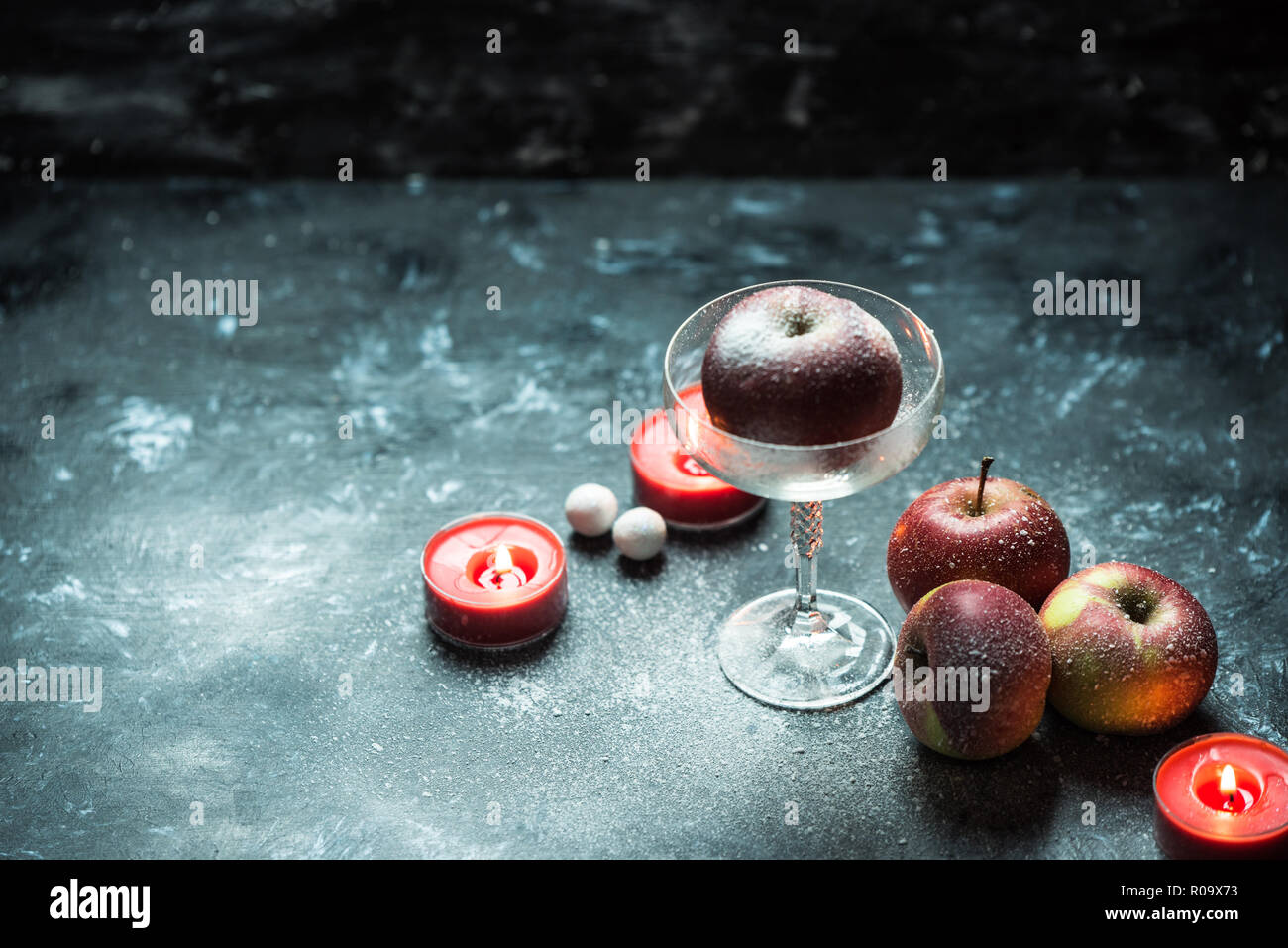 Winter red apple und Kerzen im Schnee Stockfoto