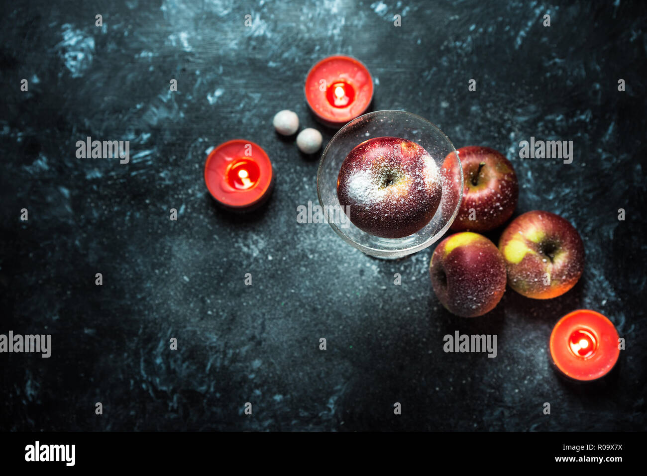 Winter red apple und Kerzen im Schnee Stockfoto