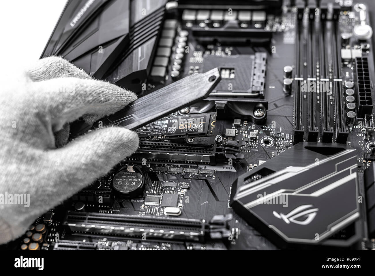 Festplatte SSD-m2 auf der Hauptplatine Hintergrund. Stockfoto