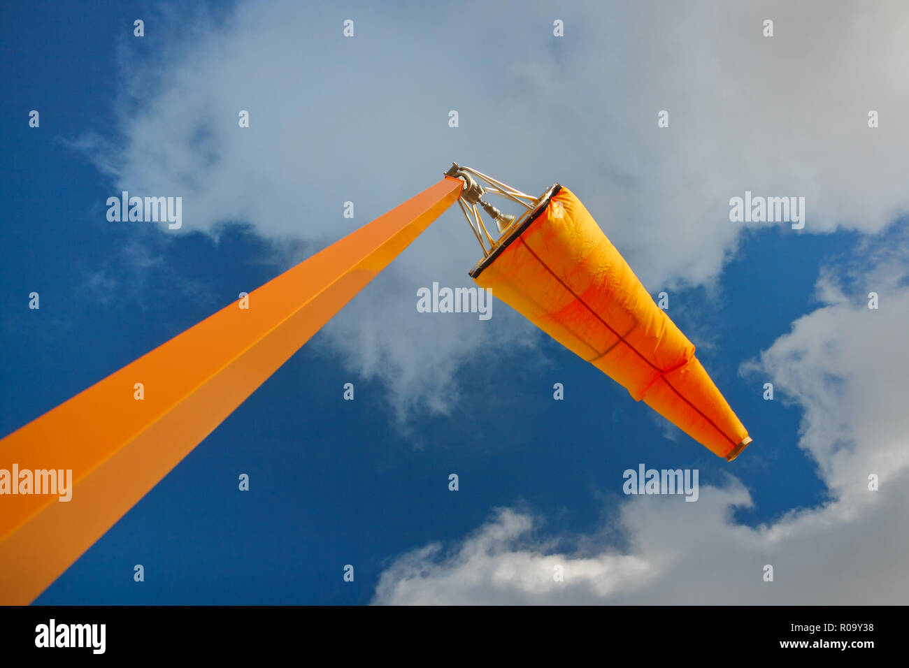 Orange Airport Windsack und Sky. Stockfoto