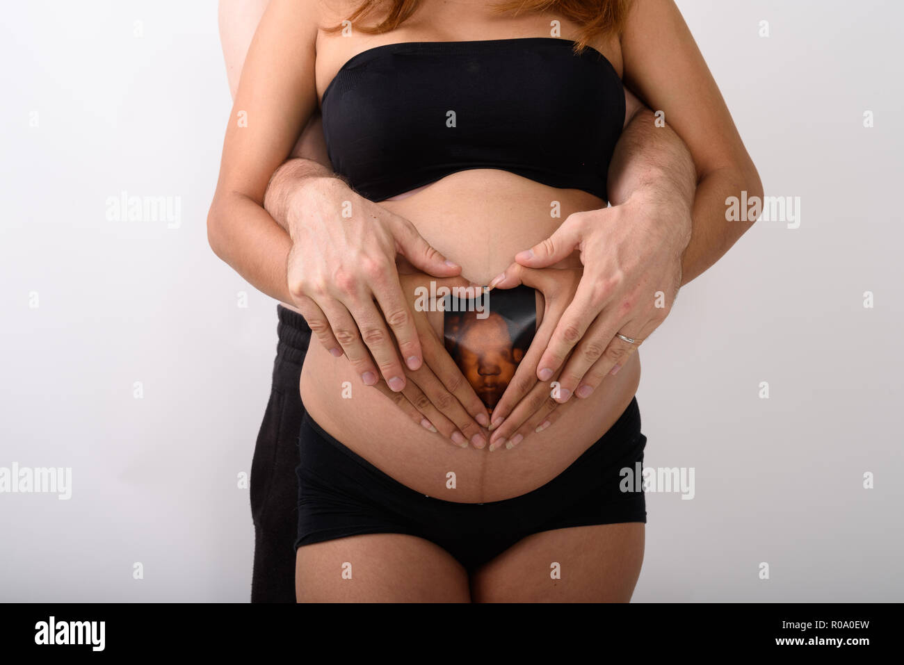 Asiatische schwangere Frau Holding sonogram Ihres Babys mit Ehemann Stockfoto
