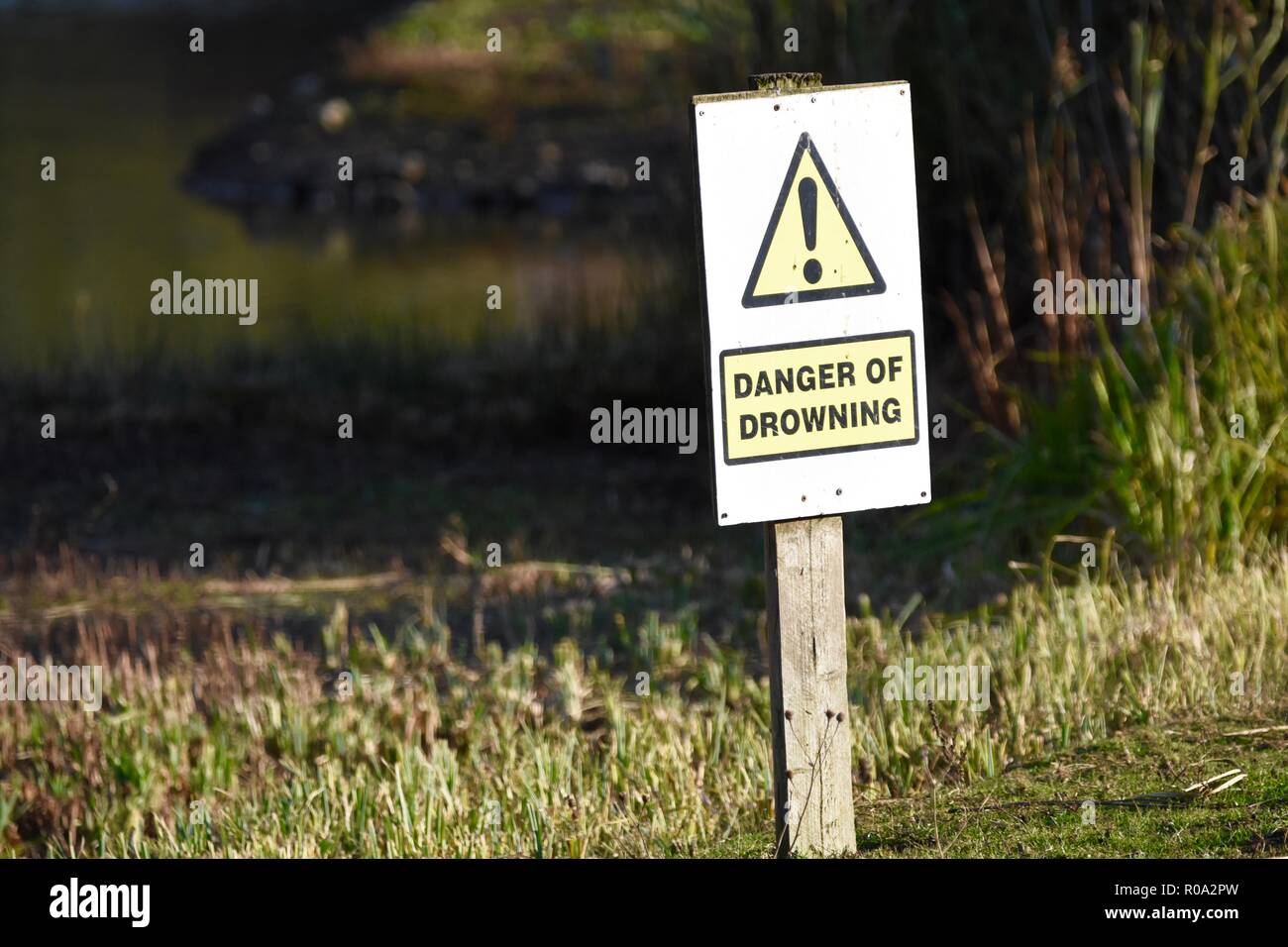 Gefahr des Ertrinkens Schild am See Stockfoto