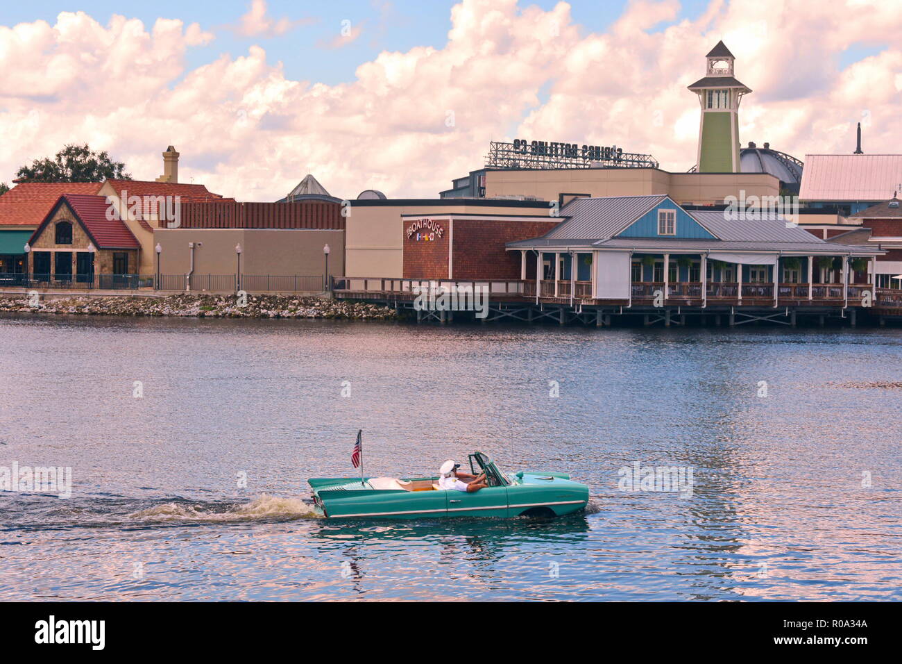 Orlando, Florida. Oktober 19, 2018 Amphibious car Fahrt auf der schönen Landschaft an der Lake Buena Vista Gegend. Stockfoto