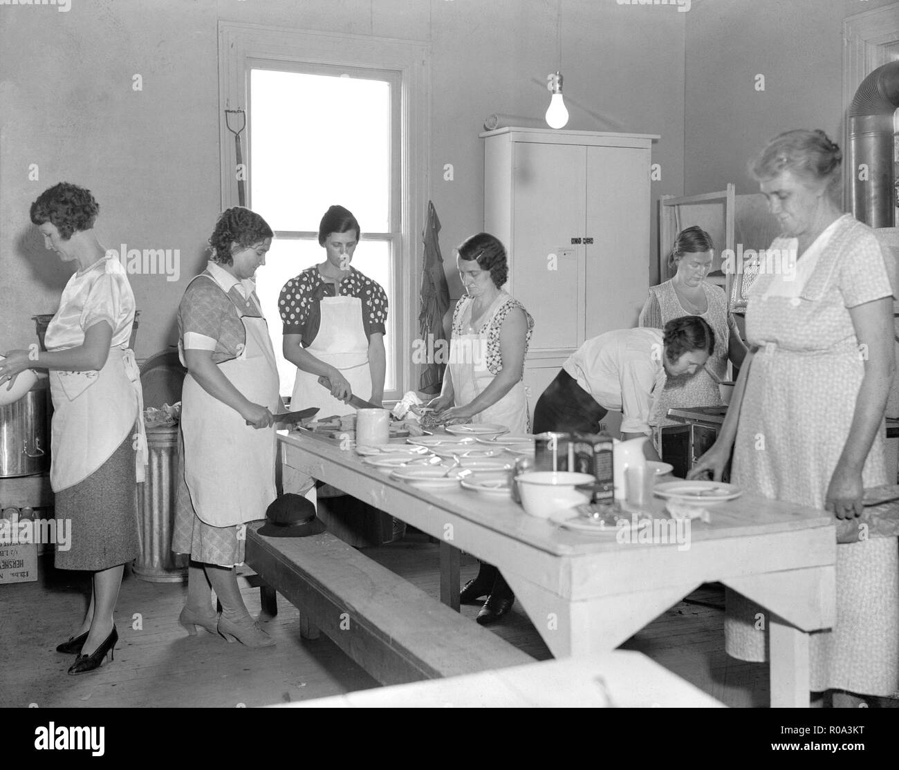 Frauen freiwillige Vorbereitung Schule Mittagessen, Reedsville, West Virginia, USA, Elmer Johnson, Farm Security Administration, April 1935 Stockfoto
