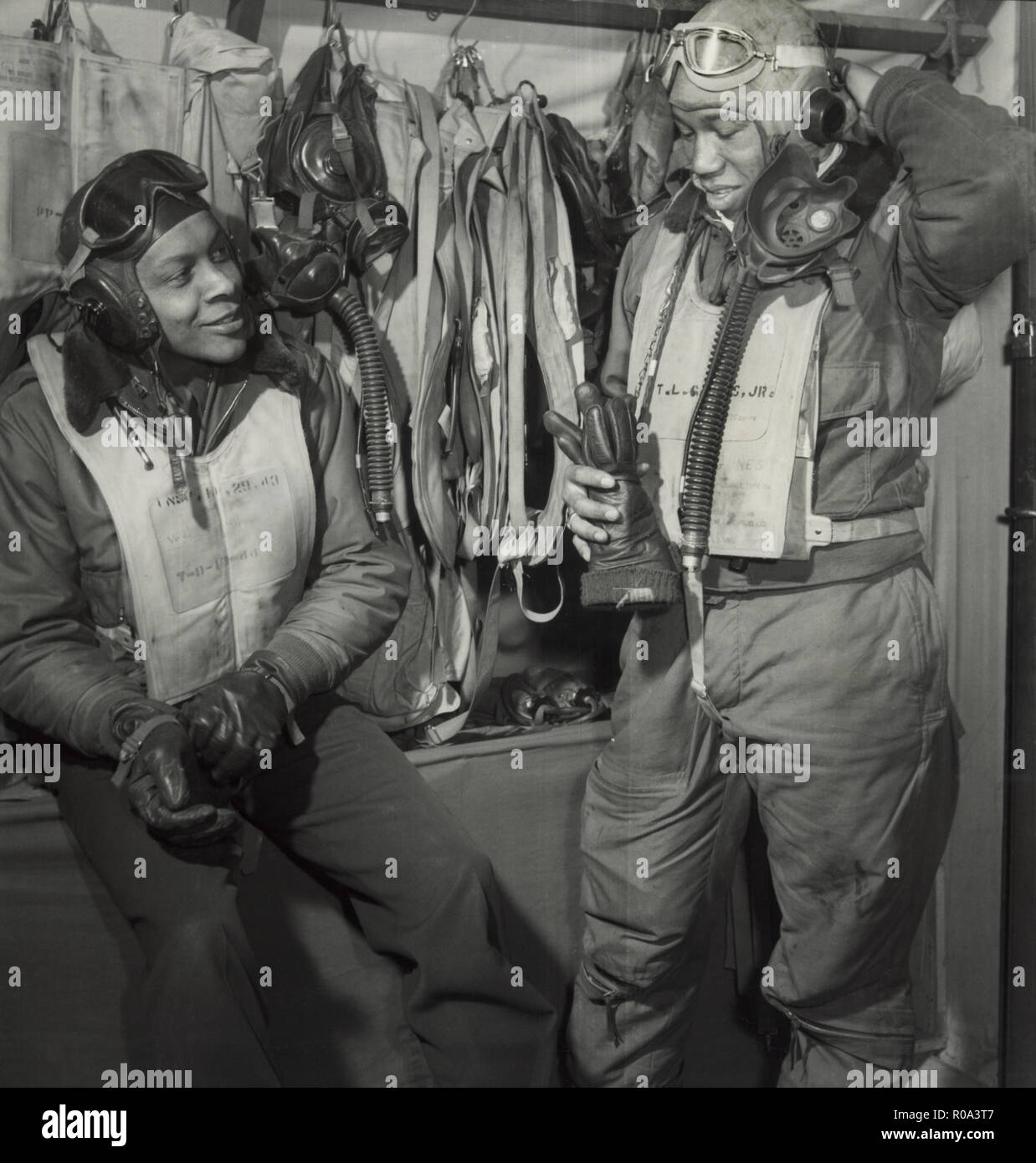 Zwei Mitglieder der 332 Fighter Group, William A. Campbell, Tuskegee, AL, Klasse 42-F; Thurston L. Gaines, Jr., Freeport, NY, Klasse 44-G, Ramitelli, Italien, Toni Frissell, März 1945 Stockfoto