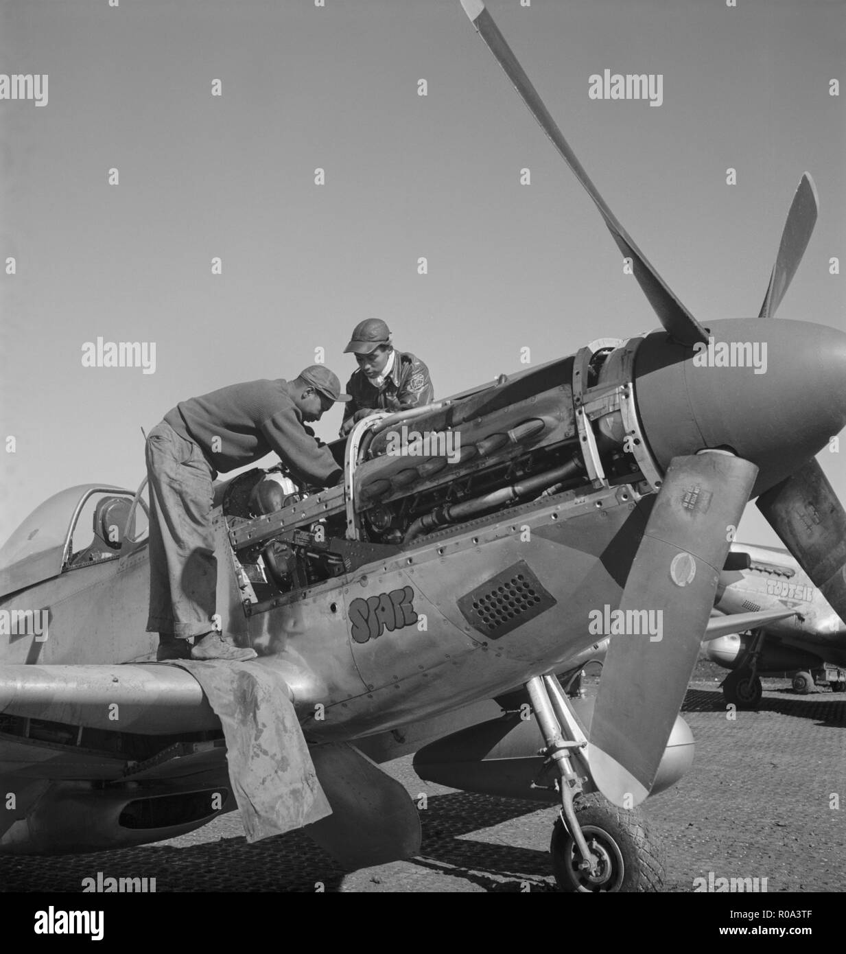 Marcellus G. Smith, Louisville, Kentucky, und Roscoe C. Braun, New York, NY Klasse 44-C. P-SC #11, Arbeiten am Flugzeug Motor, Ramitelli, Italien, Toni Frissell, März 1945 Stockfoto