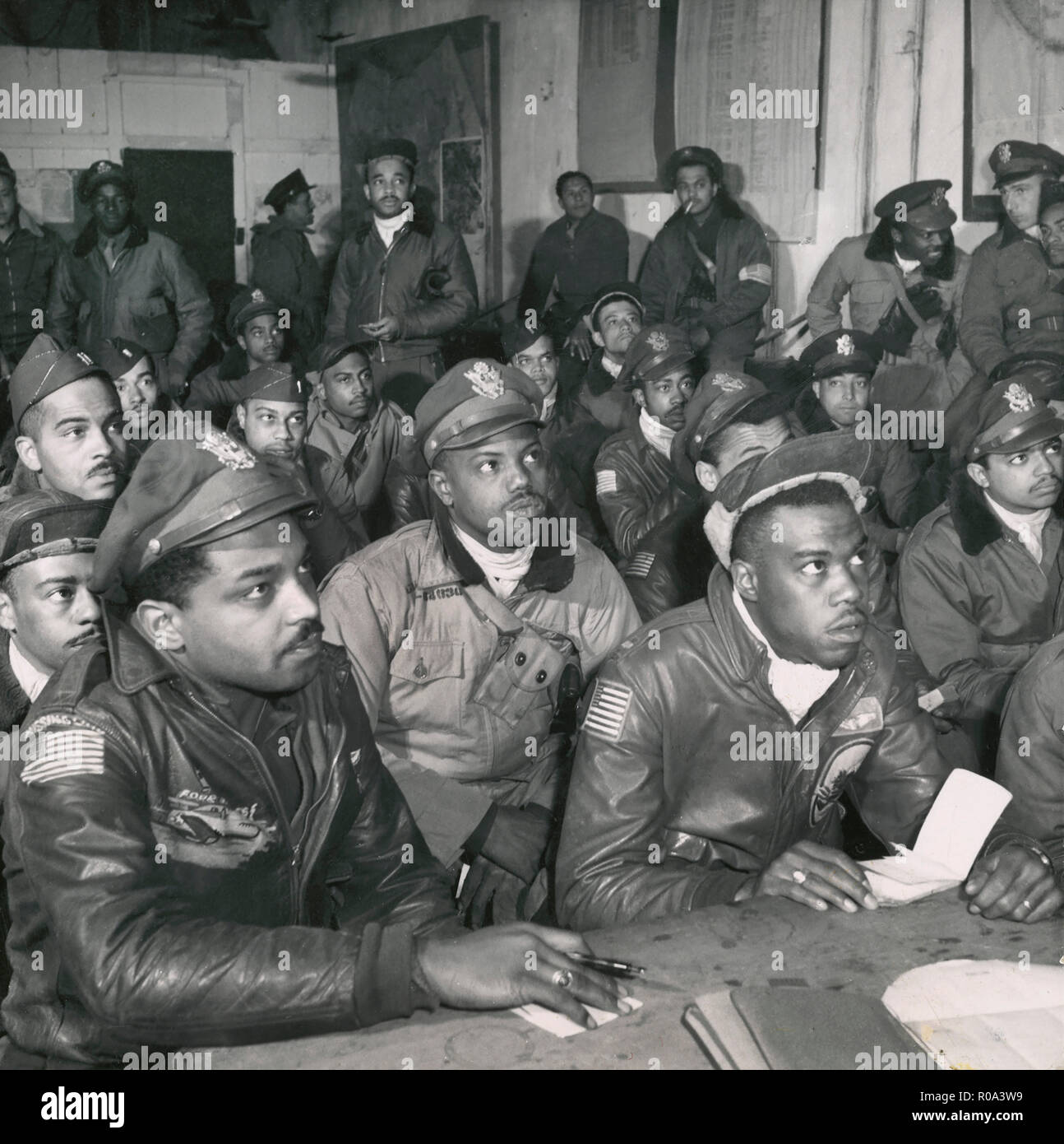 Mitglieder der Army Air Force 332 Fighter Group im Briefing Room, Ramitelli, Italien, Toni Frissell, März 1945 Stockfoto