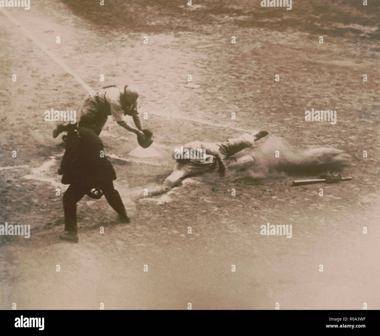 Larry Doyle, New York Giants, ein Abgleiten in die Home Plate, Polo Grounds, New York City, New York, USA, Underwood & Underwood, 1920 Stockfoto