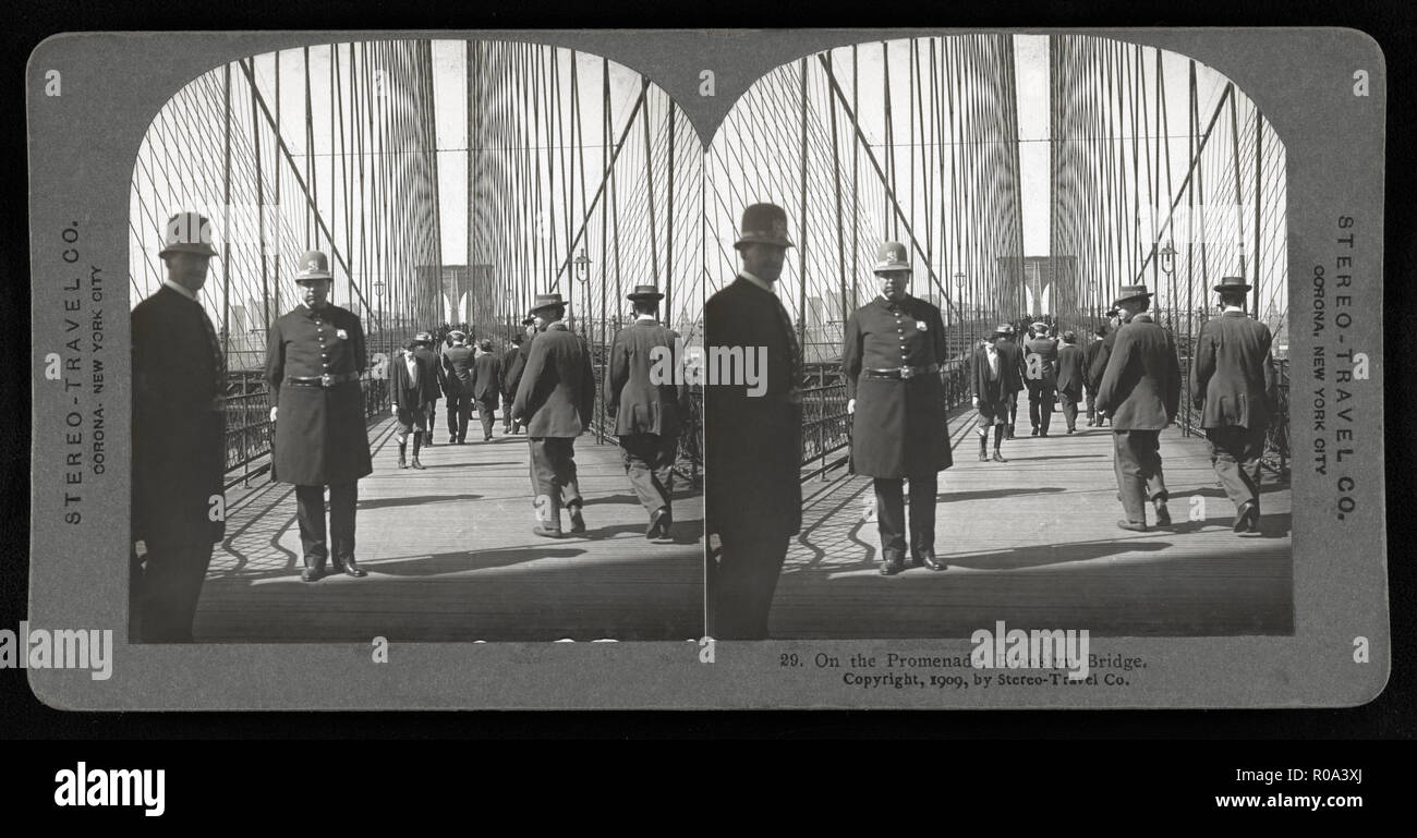 Gruppe von Menschen, die auf der Promenade, die Brooklyn Bridge, New York City, New York, USA, Stereo Karte von Stereo-Travel Co., 1909 Stockfoto
