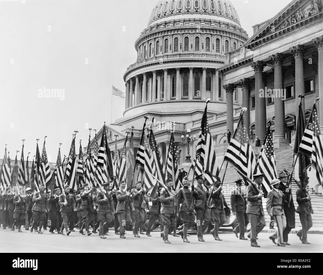 Bonus Expeditionskorps, viele, die amerikanische Fahnen, Marschieren über East Plaza von U.S. Capitol während Bonus Demonstration als Kongress kämpfte mit Defizit, Washington DC, USA, Underwood und Underwood, April 8, 1932 Stockfoto