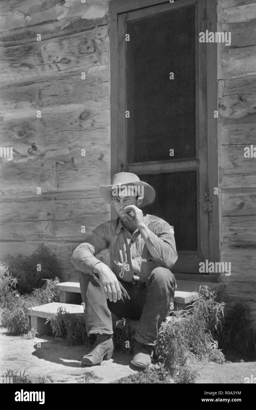 Cowboy Rauchen vor der Bunkhouse, viertel Kreis U Ranch, Big Horn County, Montana, USA, Arthur Rothstein, Farm Security Administration, Juni 1939 Stockfoto