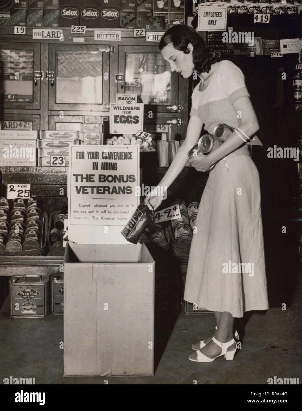 Miss Mary Wick Inverkehrbringen Tüte Kaffee in Food Box platziert in Stores erhalten Beiträge für lagerten sich Bonus Army Veterans, Washington DC, USA, Underwood und Underwood, Juni 1932 Stockfoto