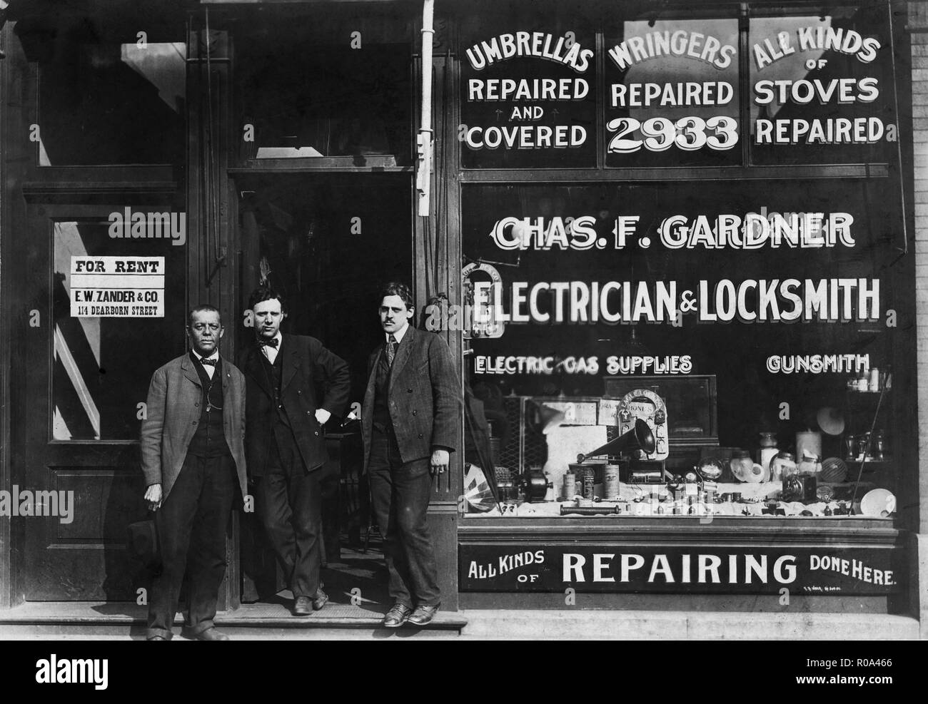 Drei Männer stehen am Eingang African American Business Einrichtung von "Chas. F. Gardner Elektriker und Schlosser" in Chicago, Illinois, USA, W.E.B. DuBois Sammlung, 1899 Stockfoto