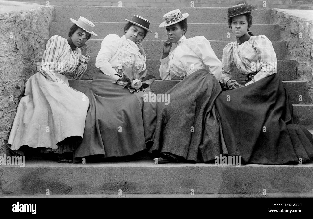 Vier afrikanische amerikanische Frauen sitzen auf Schritte der Atlanta University, Atlanta, Georgia, USA, Thomas E. Askew, W.E.B. DuBois Sammlung, 1900 Stockfoto