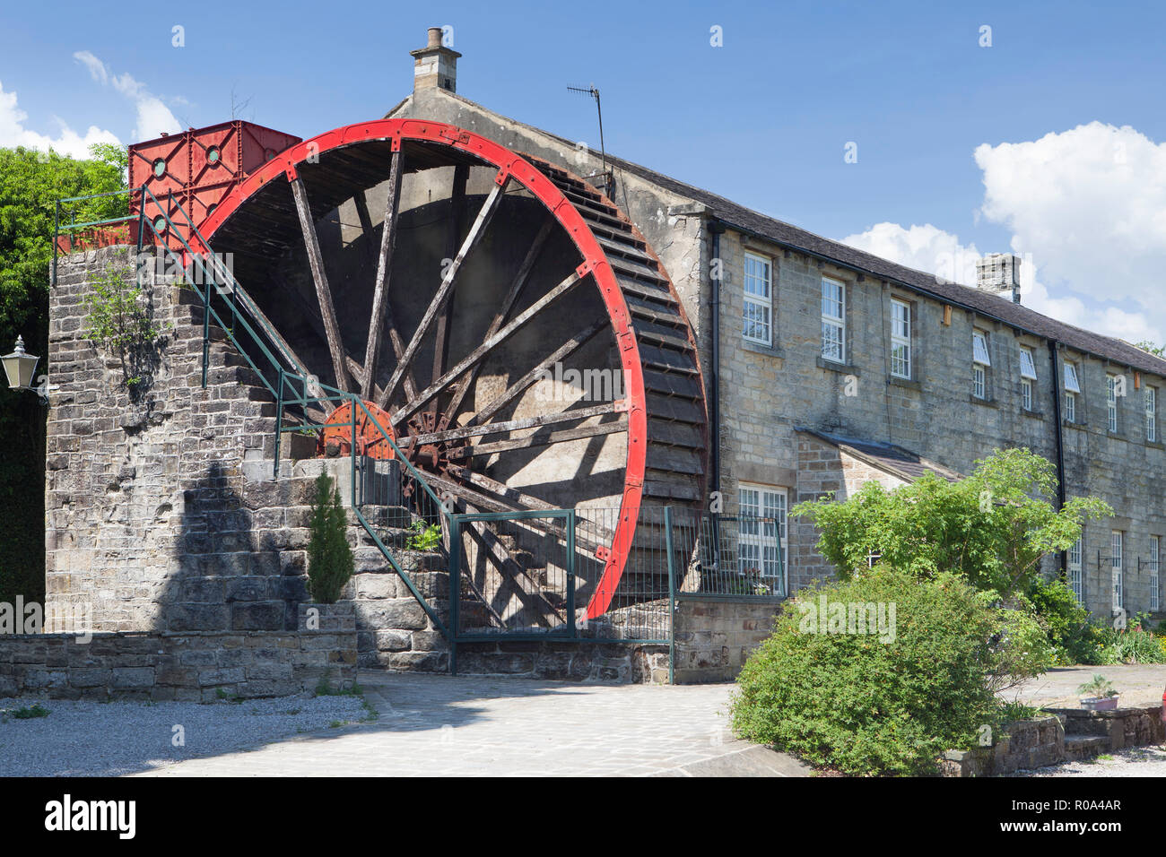 Foster Beck Mill, in der Nähe der Pateley Bridge in Nidderdale. Ein ehemaliger Flachs Mühle mit einem 34 ft Oberschlächtiges Wasserrad, jetzt für Wohnzwecke umgebaut Stockfoto