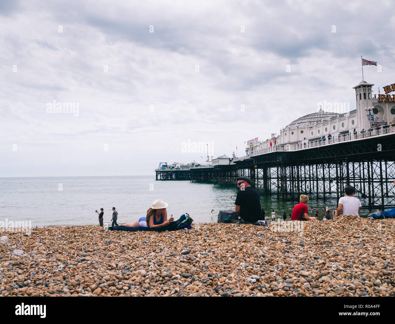 Brighton Palace Pier casino mit Touristen Stockfoto