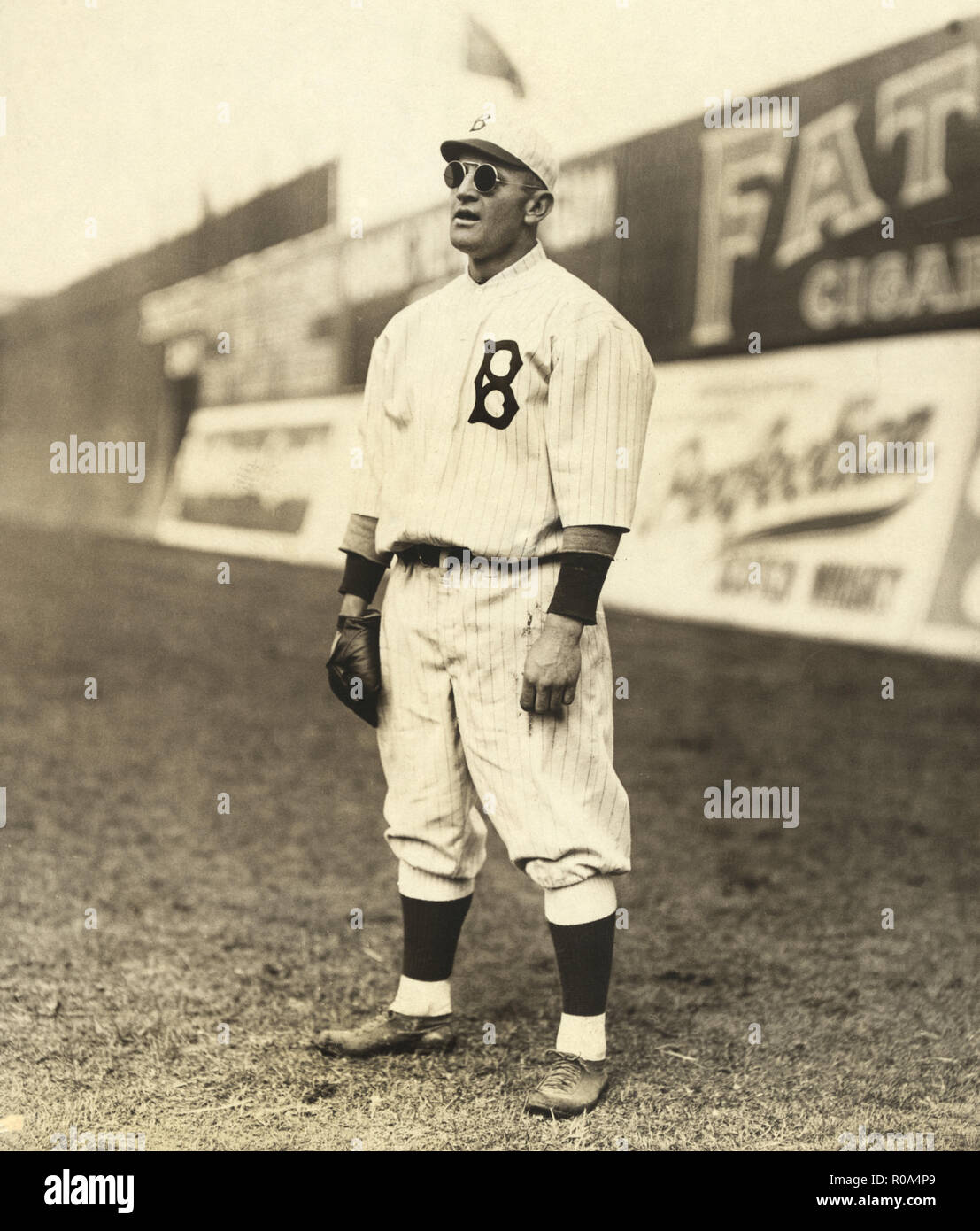 Casey Stengel, in voller Länge Porträt mit Sonnenbrille beim Spielen Outfield für Brooklyn Schwindler, George Grantham Bain Collection, 1915 Stockfoto
