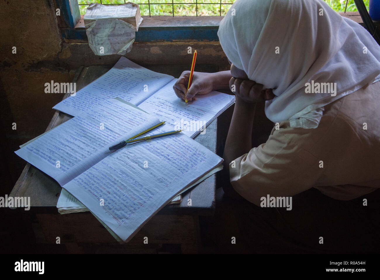Klassenzimmer mit Schülerin in Kenia, Afrika Stockfoto