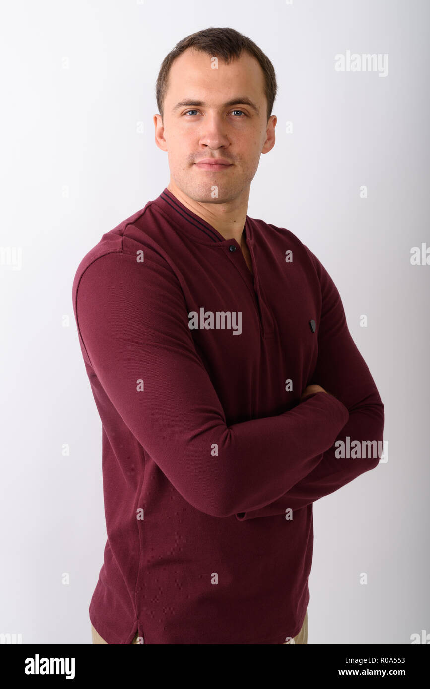 Studio shot Junger muskulöser Mann mit Waffen gegen whit gekreuzt Stockfoto