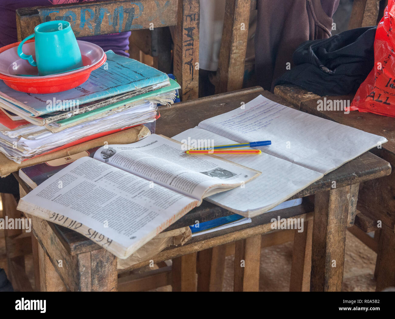 Leeren Schreibtisch mit Schulbüchern und schreiben Block im Klassenzimmer in Kenia, Afrika Stockfoto