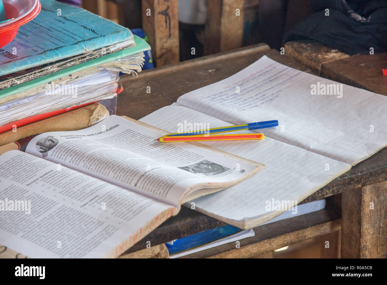 Leeren Schreibtisch mit Schulbüchern und schreiben Block im Klassenzimmer in Kenia, Afrika Stockfoto