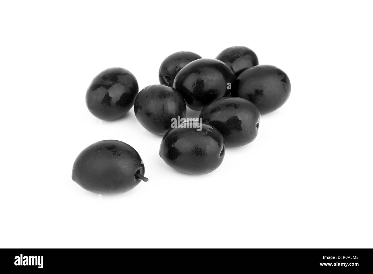 Schwarze Oliven auf weißem Hintergrund Stockfoto