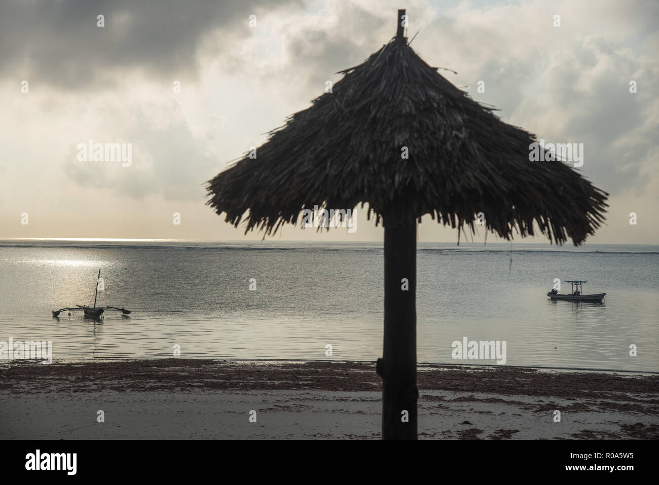 Silhouette der Sonnenschirm am Strand mit Sonnenuntergang in Kenia, Afrika Stockfoto