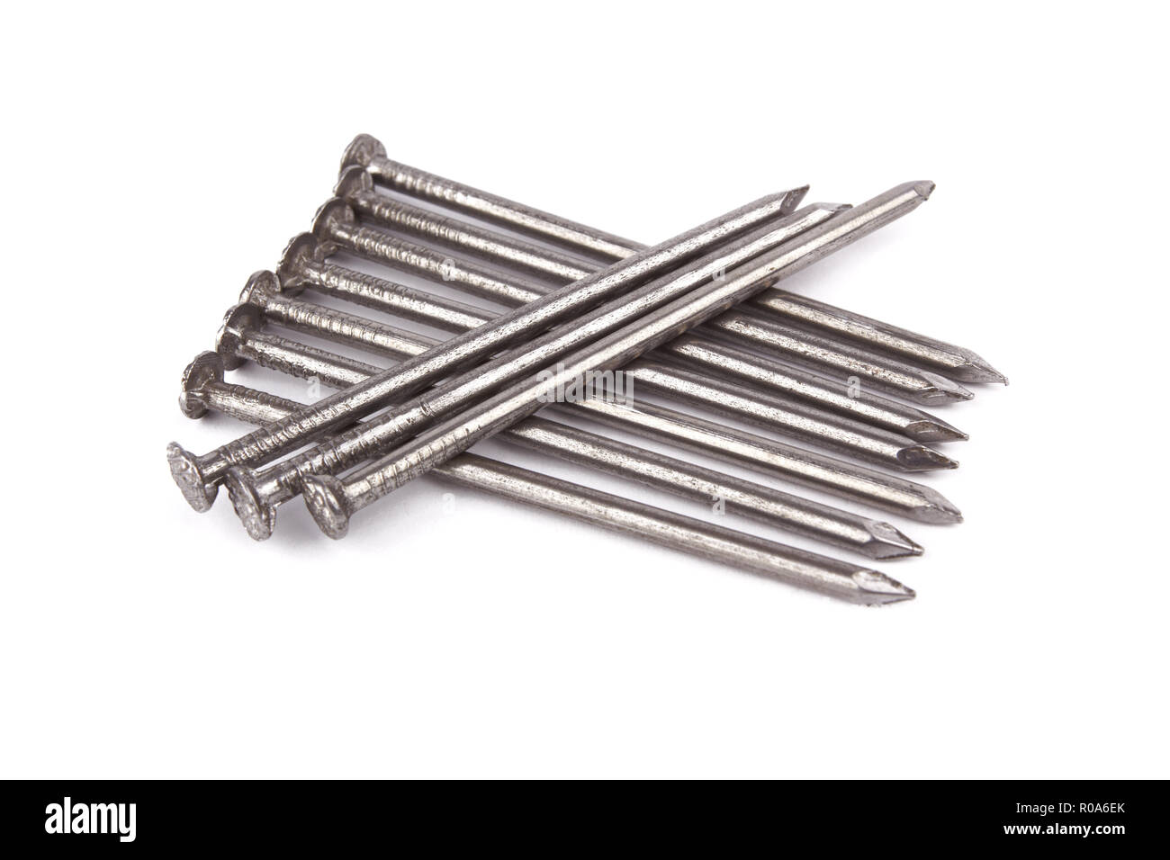 Metall Nägel auf weißem Hintergrund Stockfoto