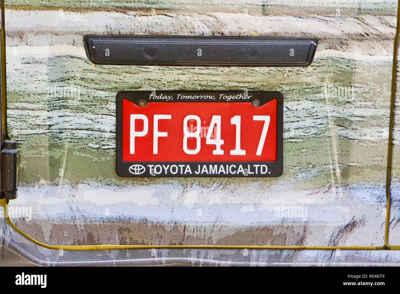 Eine rote jamaikanischen Nummernschild oder Nummernschild eines Toyota Van Stockfoto