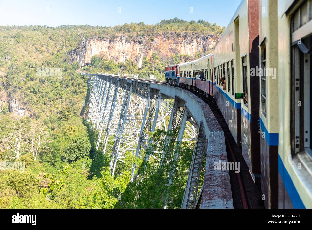 Zug auf dem Viadukt in der Nähe von Hsipaw Goteik, Myanmar Stockfoto