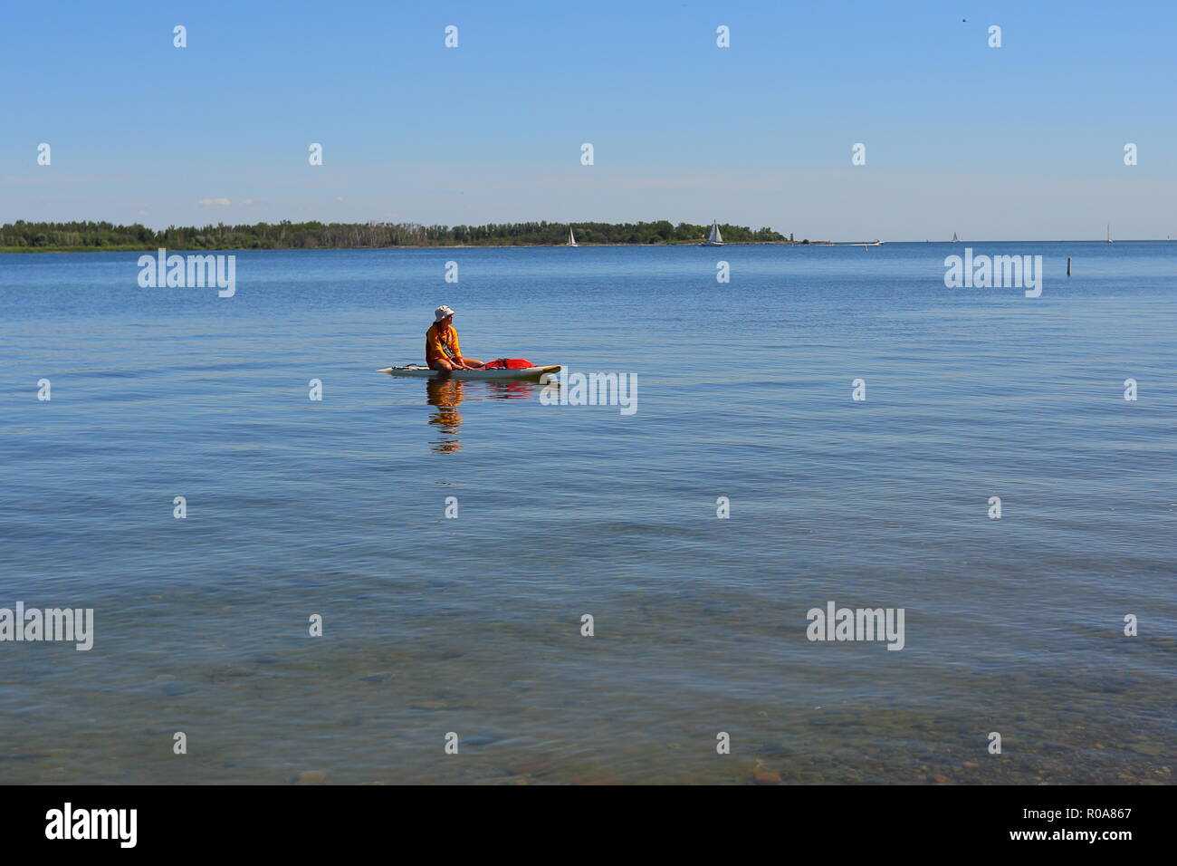 Man Kanufahren in Cherry Beach, Toronto, ON, Kanada. Stockfoto