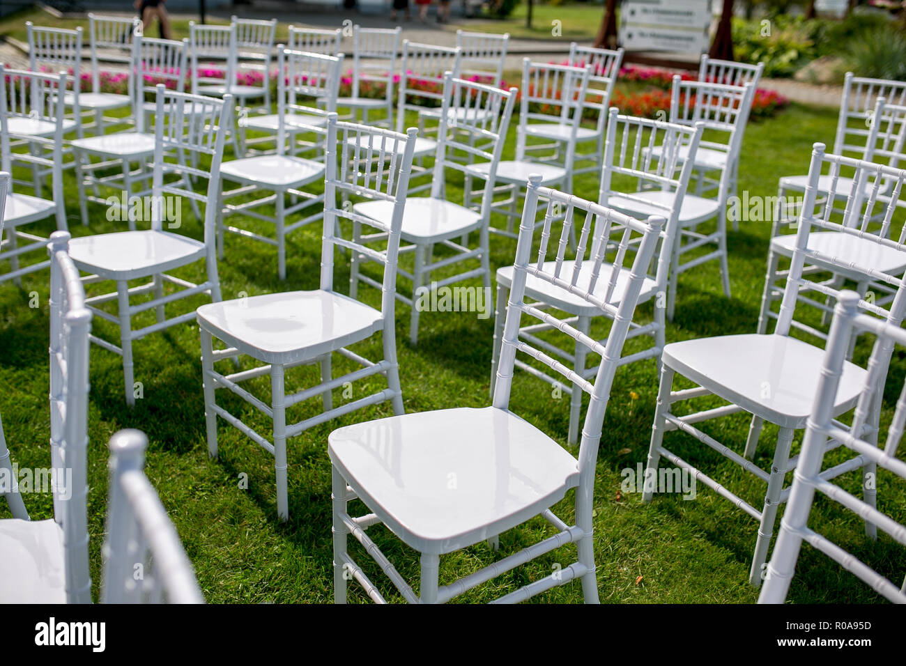 Außenpool im Sommer Hochzeit Dekoration. Weiß klassische Stühle Gäste bei der Preisverleihung zu beherbergen. Stockfoto