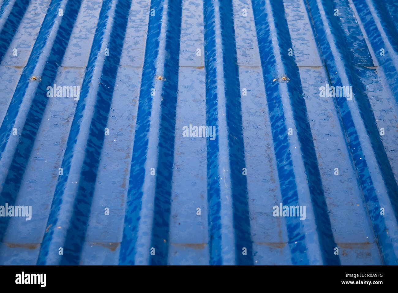 Regen auf dem blauen Dach Stockfoto