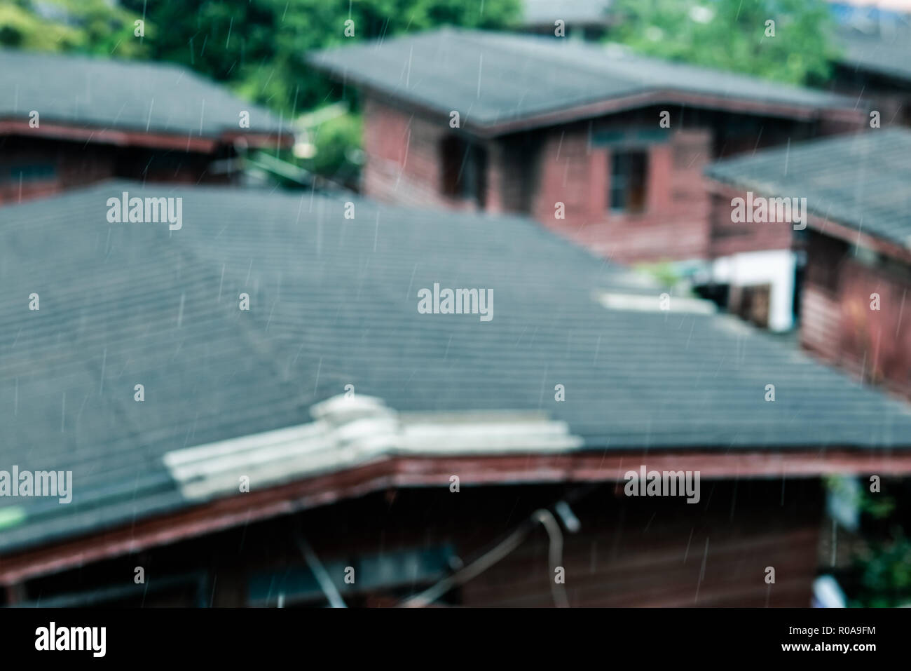 Starker Regen und Häuser Stockfoto