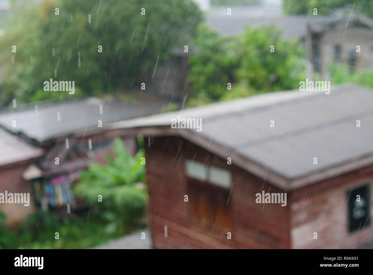 Starker Regen und Häuser Stockfoto