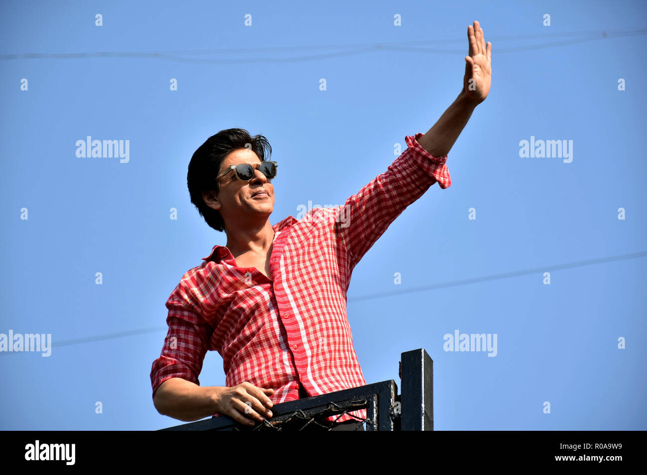 Indischen Schauspieler Shahrukh Khan Wellen zu seinen Fans am 53. Geburtstag an Mannat, Bandrra in Mumbai. Stockfoto