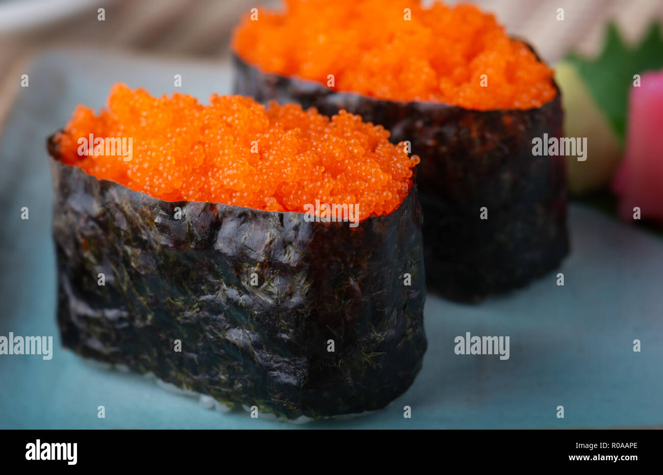 Gunkan Sushi tobiko Sushi oder der Fliegende Fisch rogen Sushi dienen in der japanischen Küche. Stockfoto