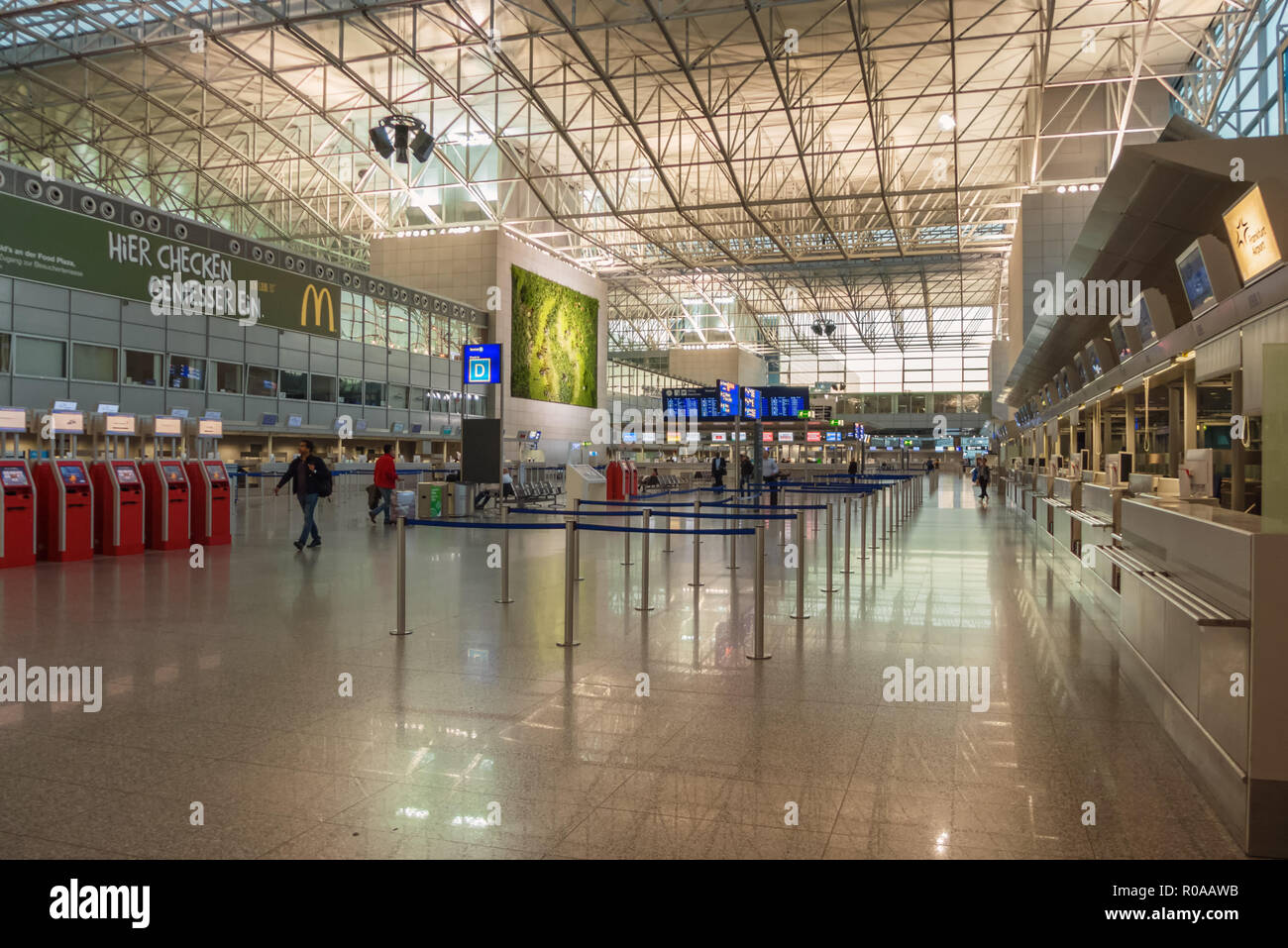 FRANKFURT, Deutschland - Oktober 10,2018: Der Flughafen das Terminal 2, wo viele Flüge in afrikanischen Ländern beginnt. Die Fraport ist in Europa einer der Bigge Stockfoto