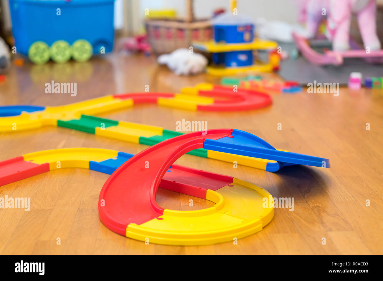 Mehrfarbige Spielzeug Straße für Autos im Spiel Zimmer Stockfoto
