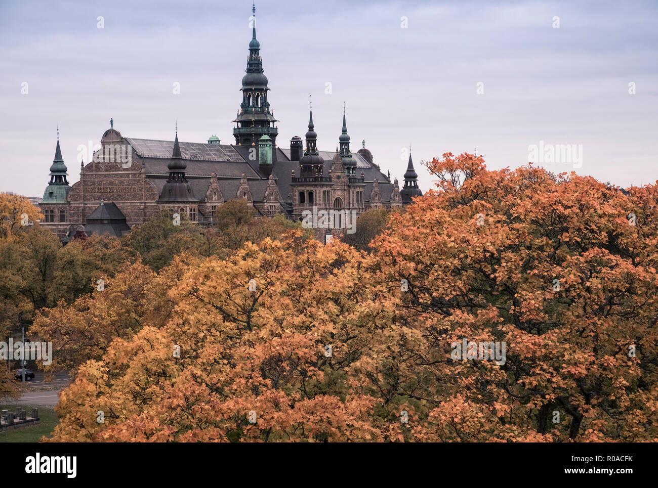 Die Außenseite des nordischen Museum (Nordiska Museet) auf Djurgården Insel, mit Herbst farbige Bäume im Vordergrund, Stockholm, Schweden Stockfoto