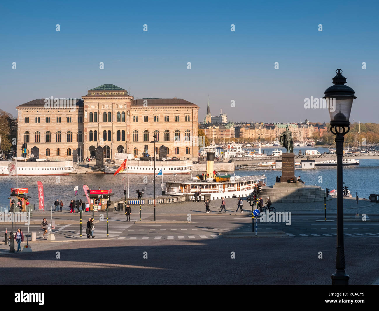 Stockholm Waterfront Stadtbild, mit dem Nationalen Museum Gebäude im Hintergrund, Blasieholmen, Stockholm, Schweden. Stockfoto