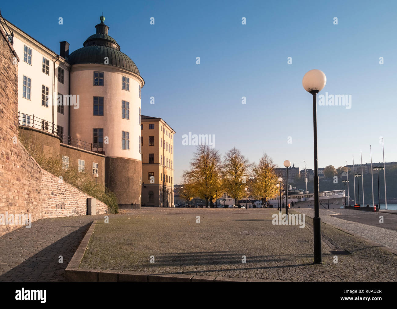 Straßenszene in Riddarholmen Gamla Stan, Stockholm, Schweden, mit Wrangel Palace (Wrangelska Palatset), regionale Berufungsgericht Links dargestellt. Stockfoto