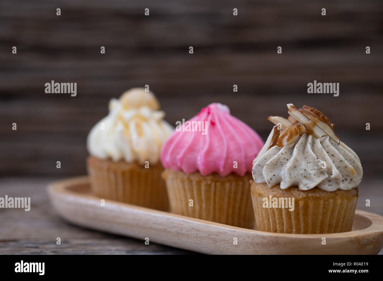 Leckere mini Cupcakes auf einen klassischen Hintergrund, süßer Nachtisch für Weihnachten, Neujahr und Valentine Holliday. Stockfoto